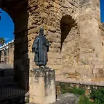 Διαμέρισμα Cozy Retreat With Patio Steps From Alcazar Κόρδοβα