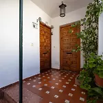 Cozy Retreat With Patio Steps From Alcazar Διαμέρισμα