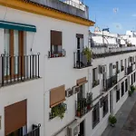 Cozy Retreat With Patio Steps From Alcazar Διαμέρισμα *