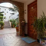 Διαμέρισμα Cozy Retreat With Patio Steps From Alcazar Κόρδοβα
