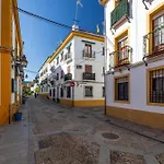 Διαμέρισμα Cozy Retreat With Patio Steps From Alcazar Κόρδοβα