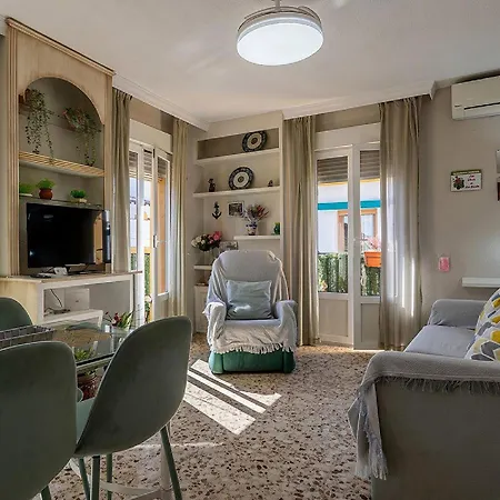 Cozy Retreat With Patio Steps From Alcazar Διαμέρισμα *