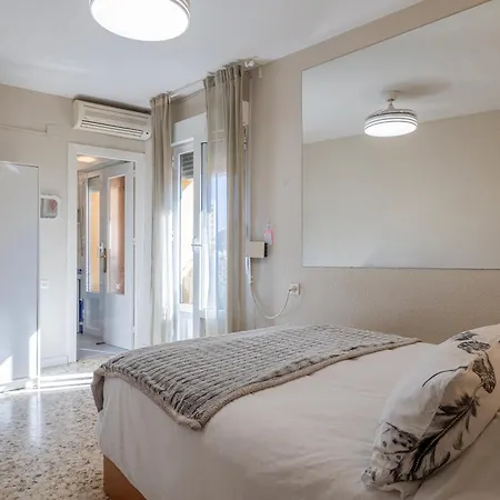 Cozy Retreat With Patio Steps From Alcázar Cordova