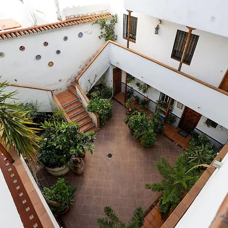 Cozy Retreat With Patio Steps From Alcazar アパート *